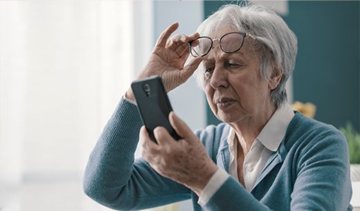 Beim Lesen, ob von gedruckten Texten oder am Handy, tun sich viele vom Grauen Star betrioffene schwer.