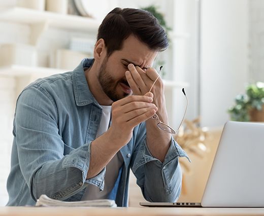 Überanstrengungen wie langes Arbeiten am Bildschirm können eine Trockenheit der Augen begünstigen.